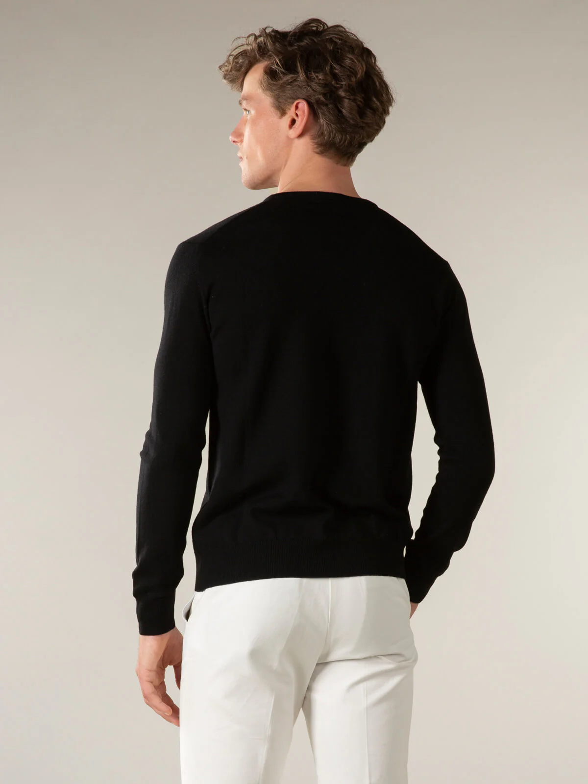Extrafine Merino V-Neck Black - Image 4