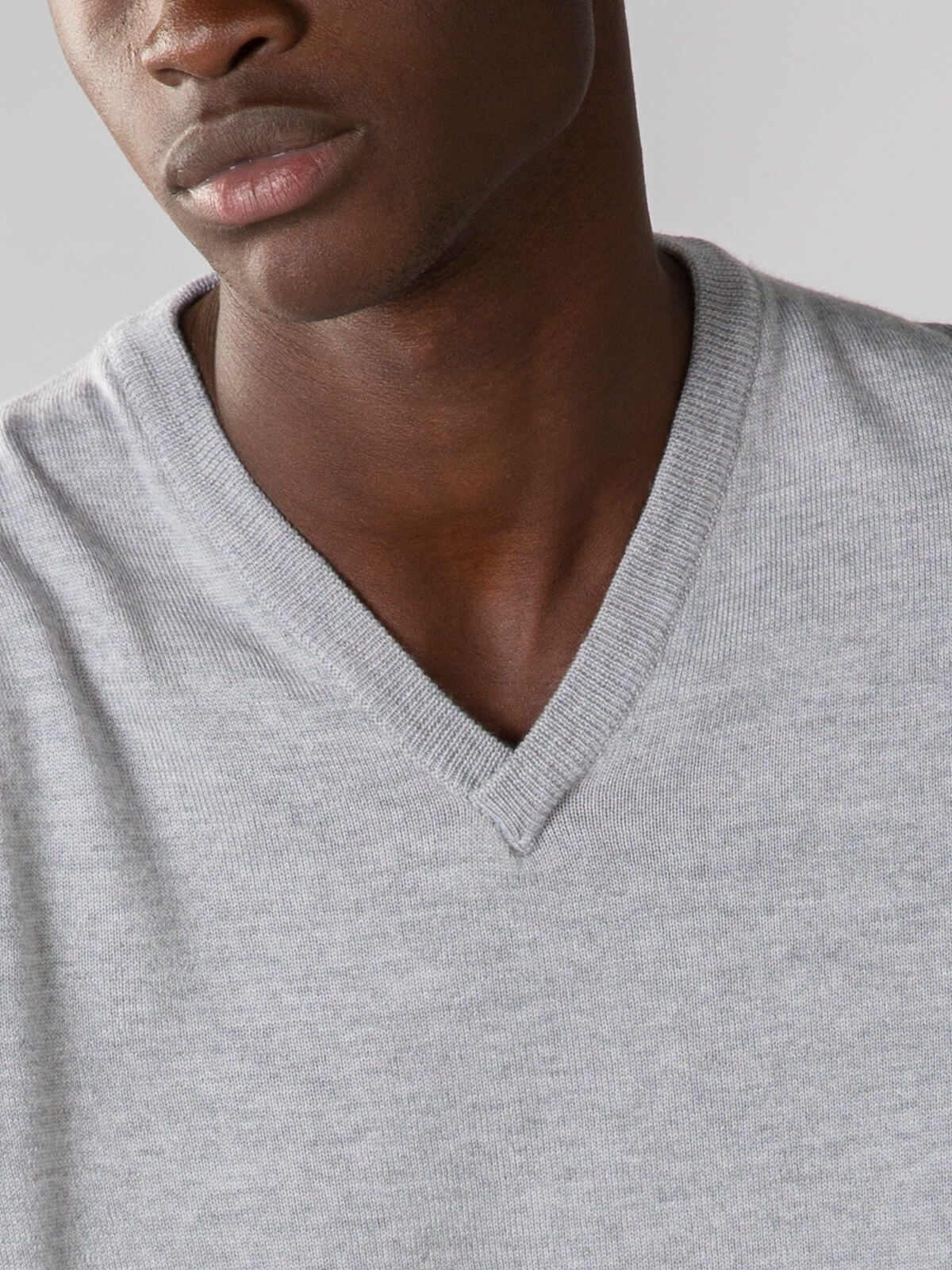 Extrafine Merino V-Neck Light Grey - Image 3