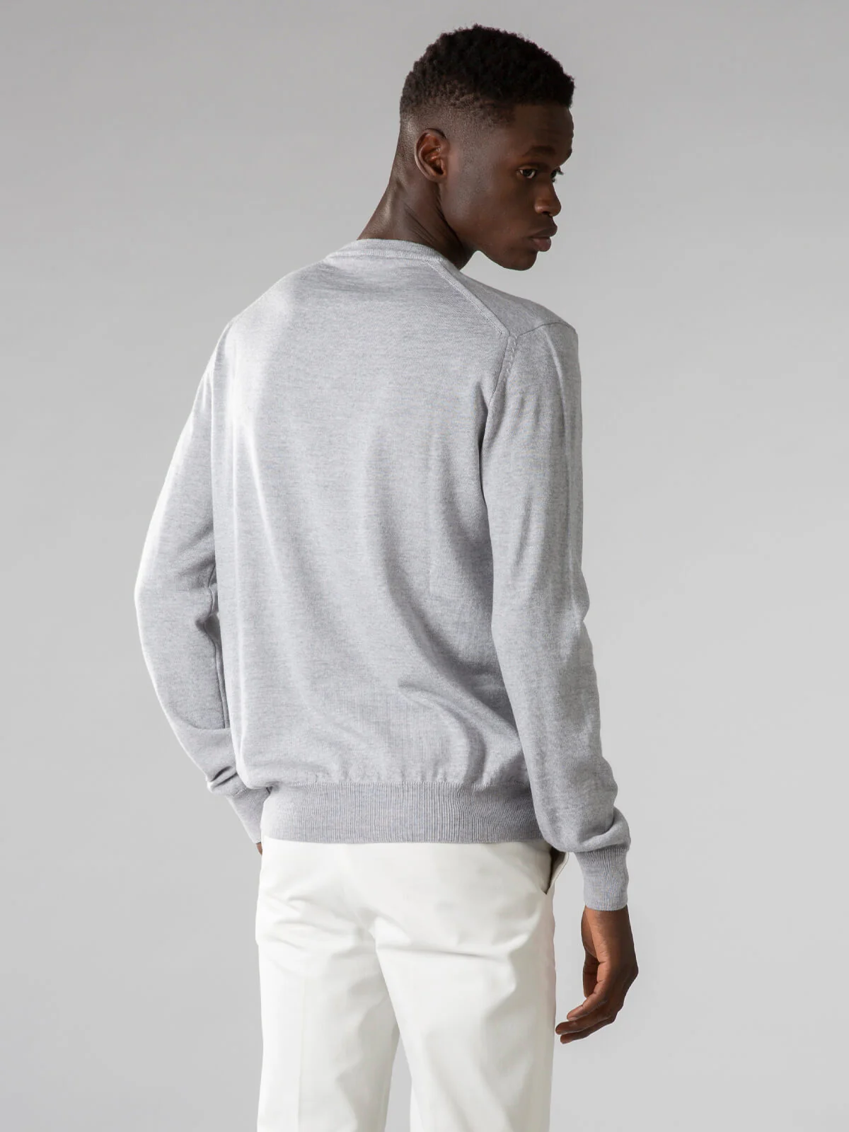 Extrafine Merino V-Neck Light Grey - Image 4