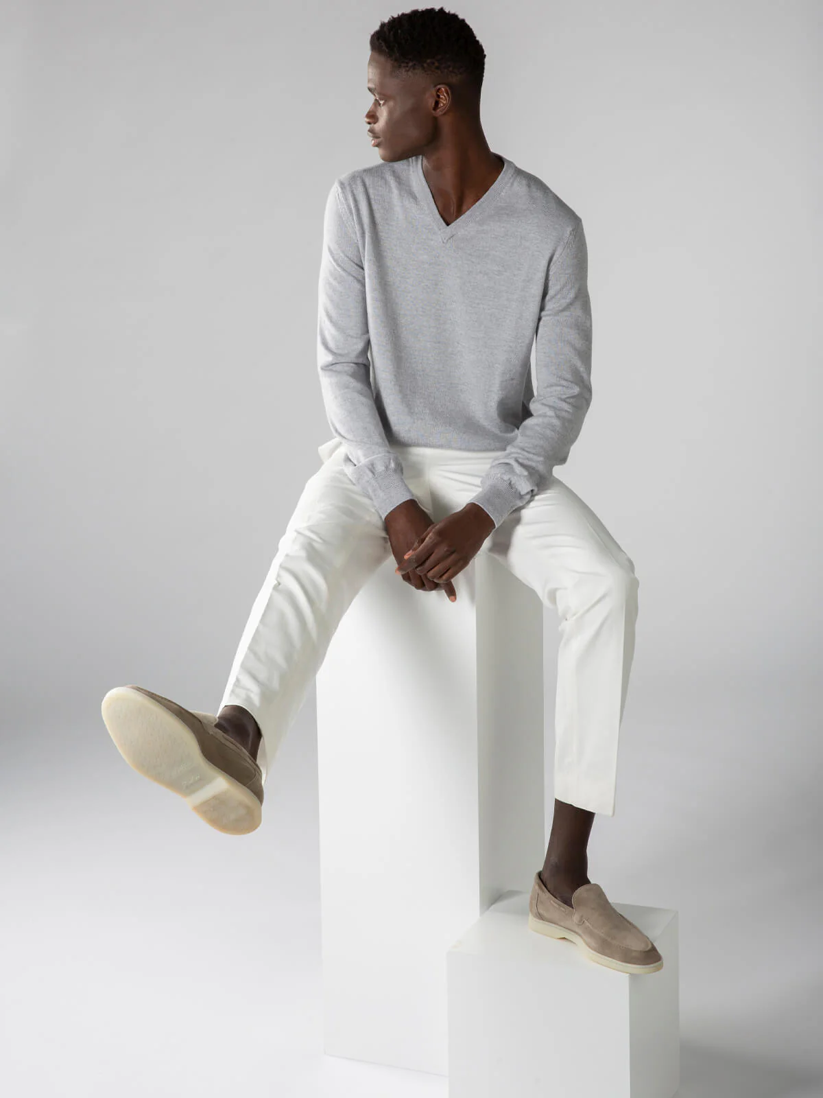 Extrafine Merino V-Neck Light Grey - Image 6